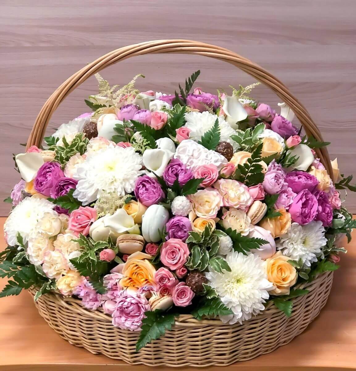 Пышная корзина с цветами