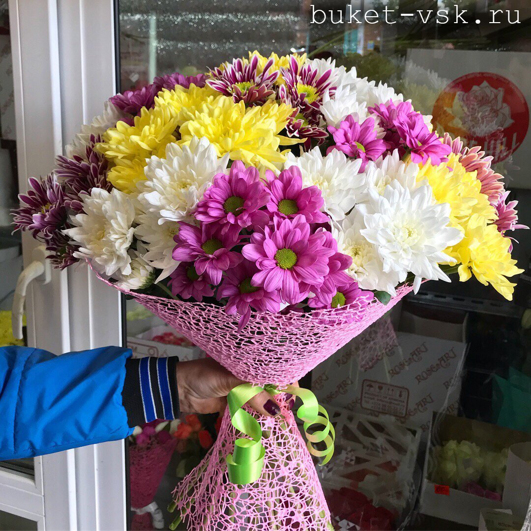 Букет из хризантем кустовых и одноголовых
