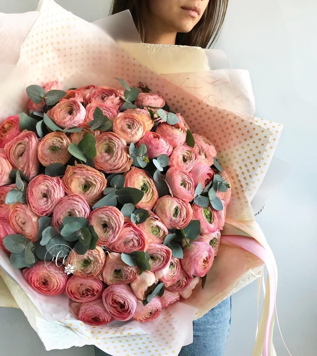 Букет с розовым ранункулюсом