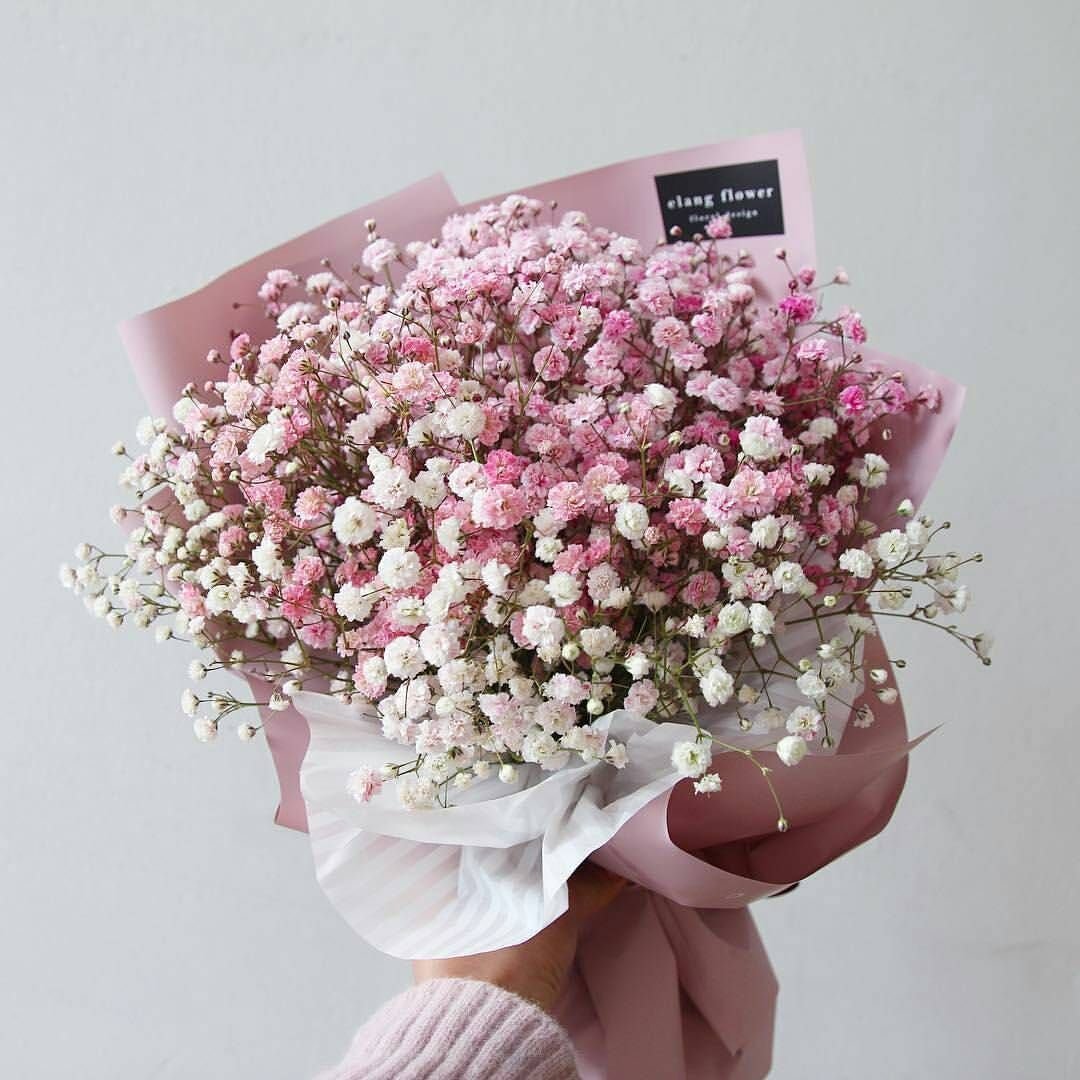 Маленькие розовые цветочки в букетах