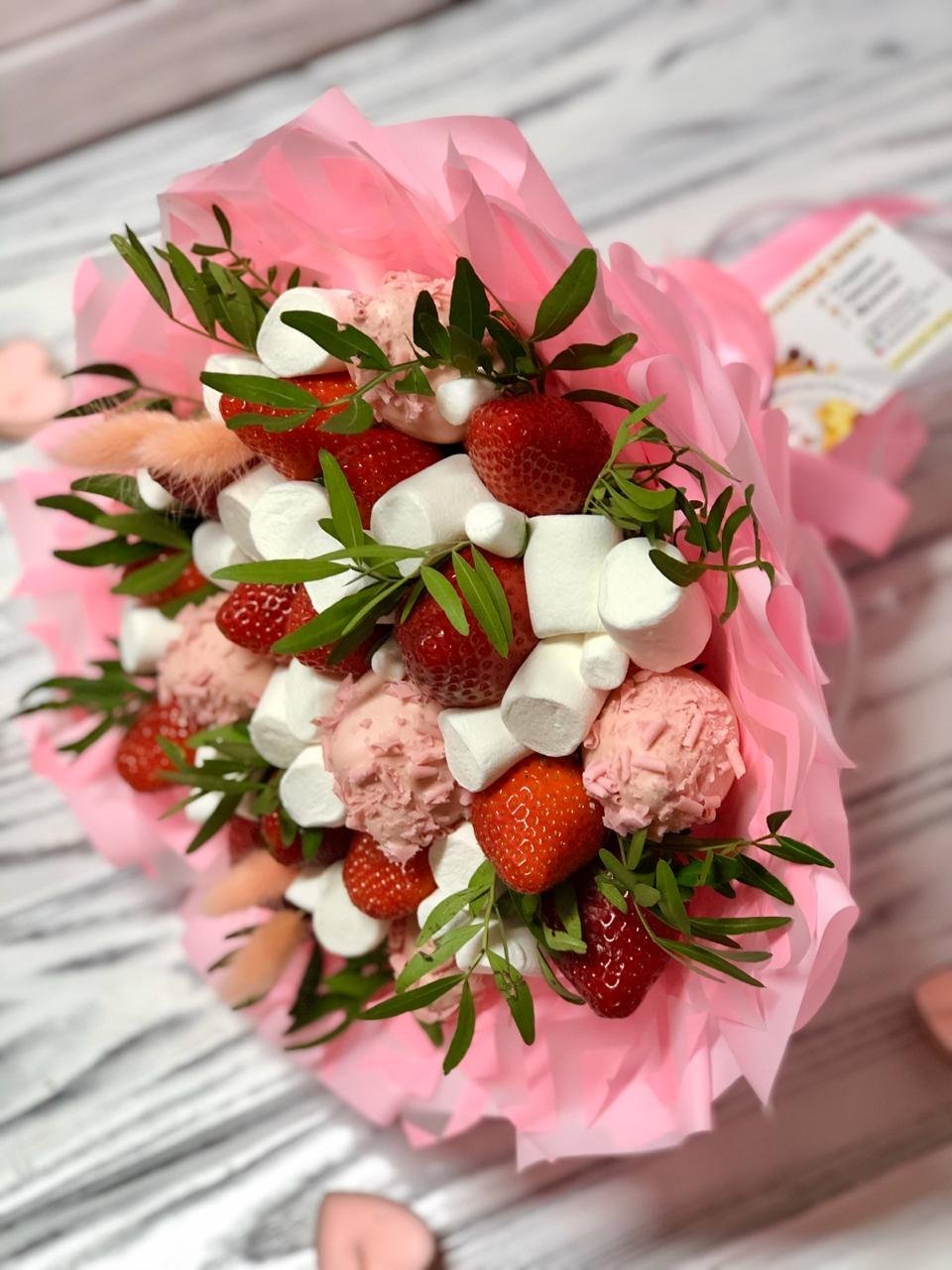 Букет с клубникой
