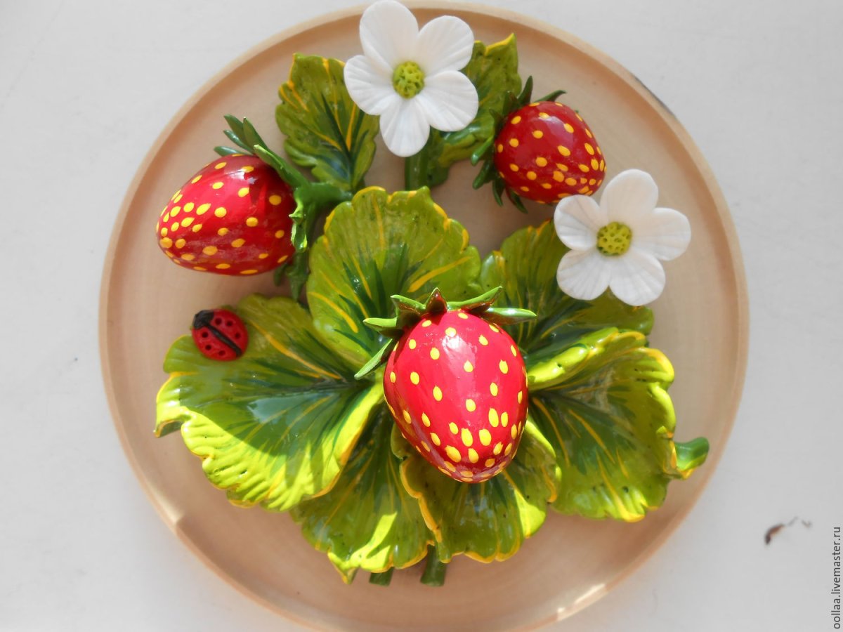 Клубника из полимерной глины