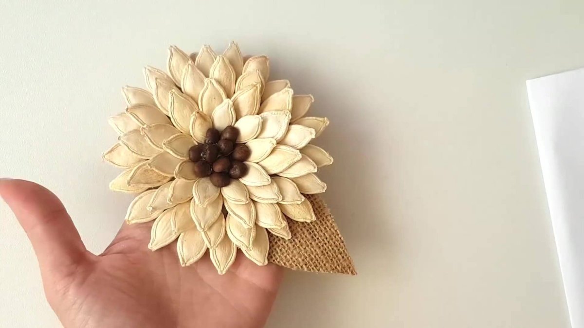 Елочка из тыквенных семечек