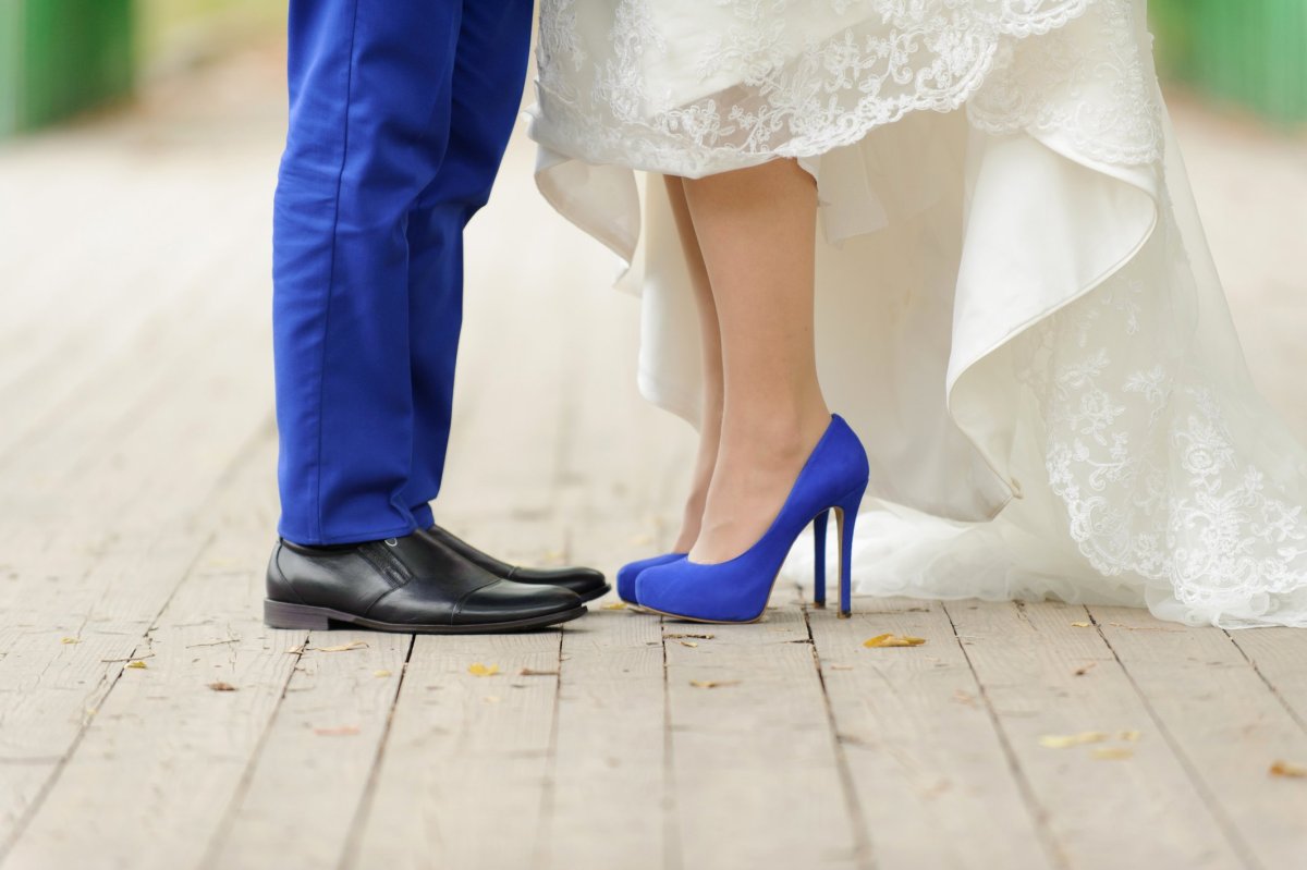 Свадебное платье и синие туфли