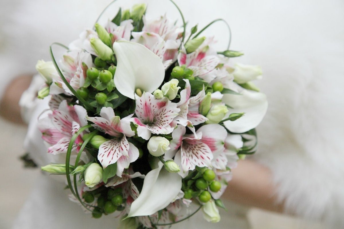 Свадебный букет из орхидеи и альстромерии
