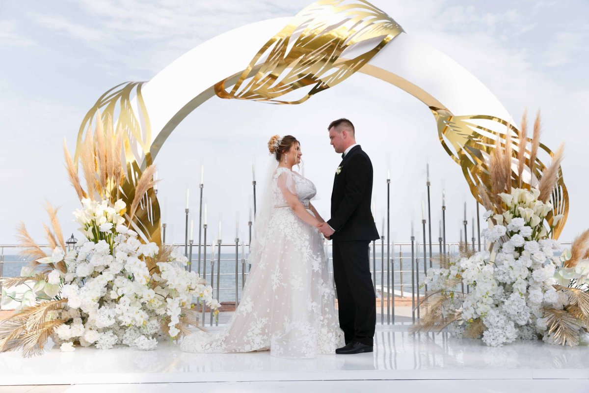 Золотая свадебная арка