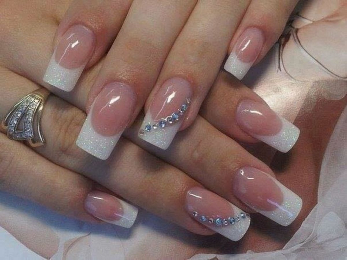 Френч белый со стразами квадрат