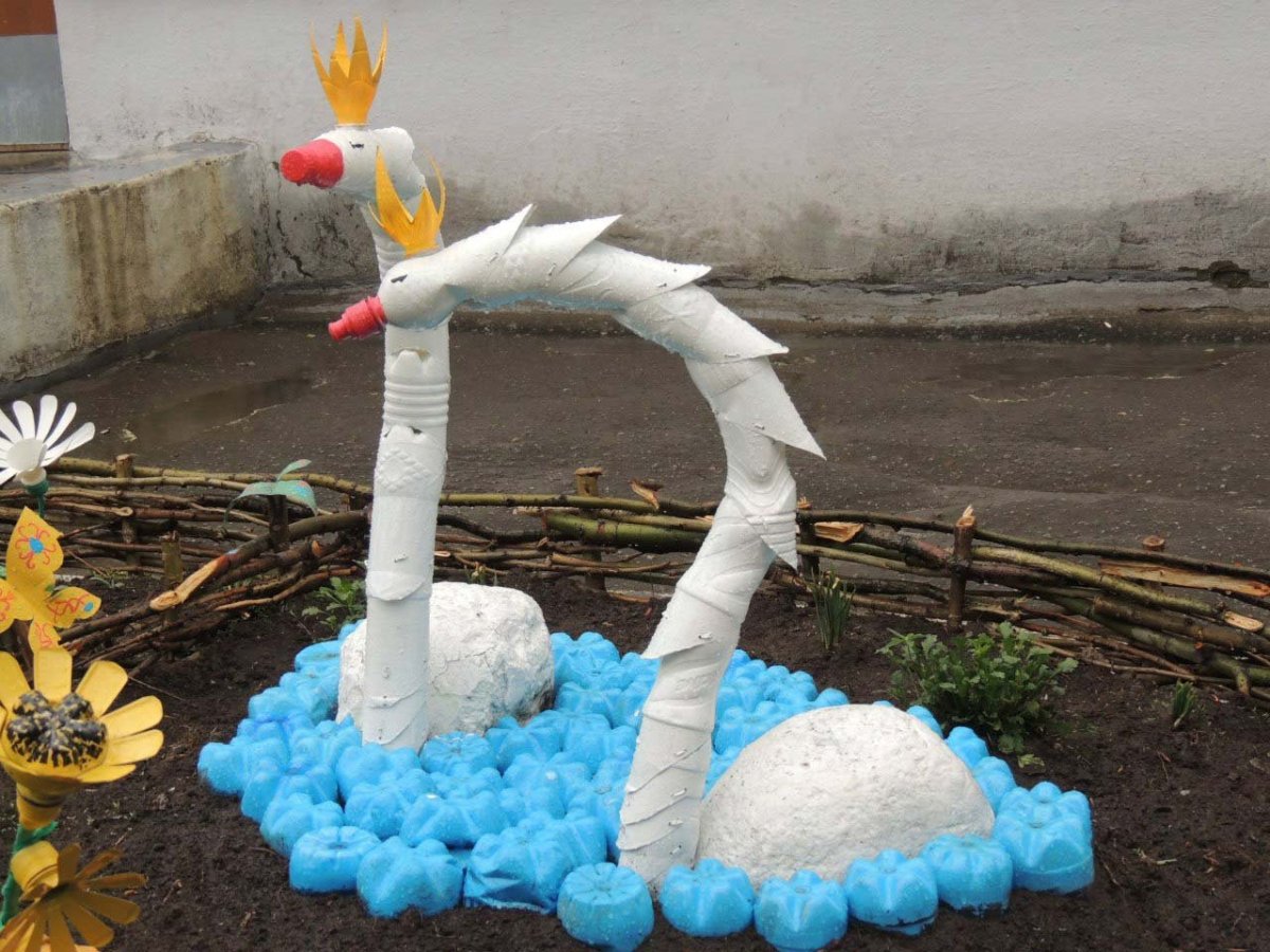 Лебеди из бутылок для сада