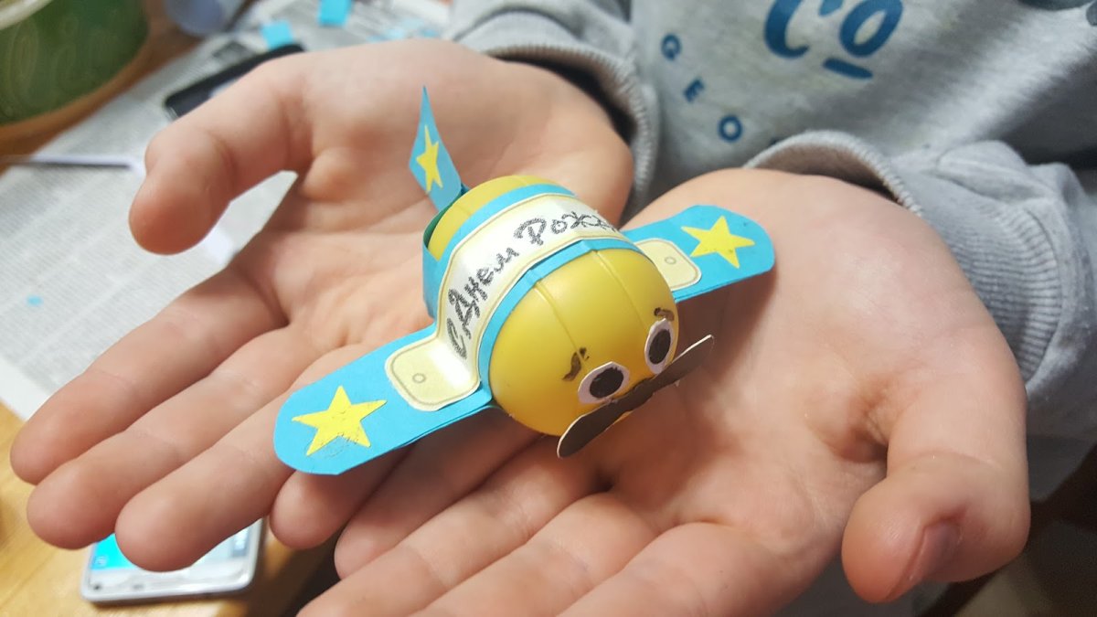 Самолет из Киндер сюрприза своими руками