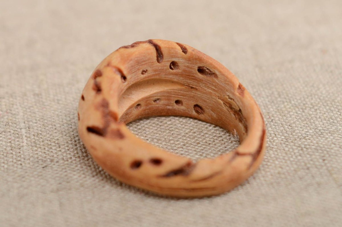 Украшения из косточек персика