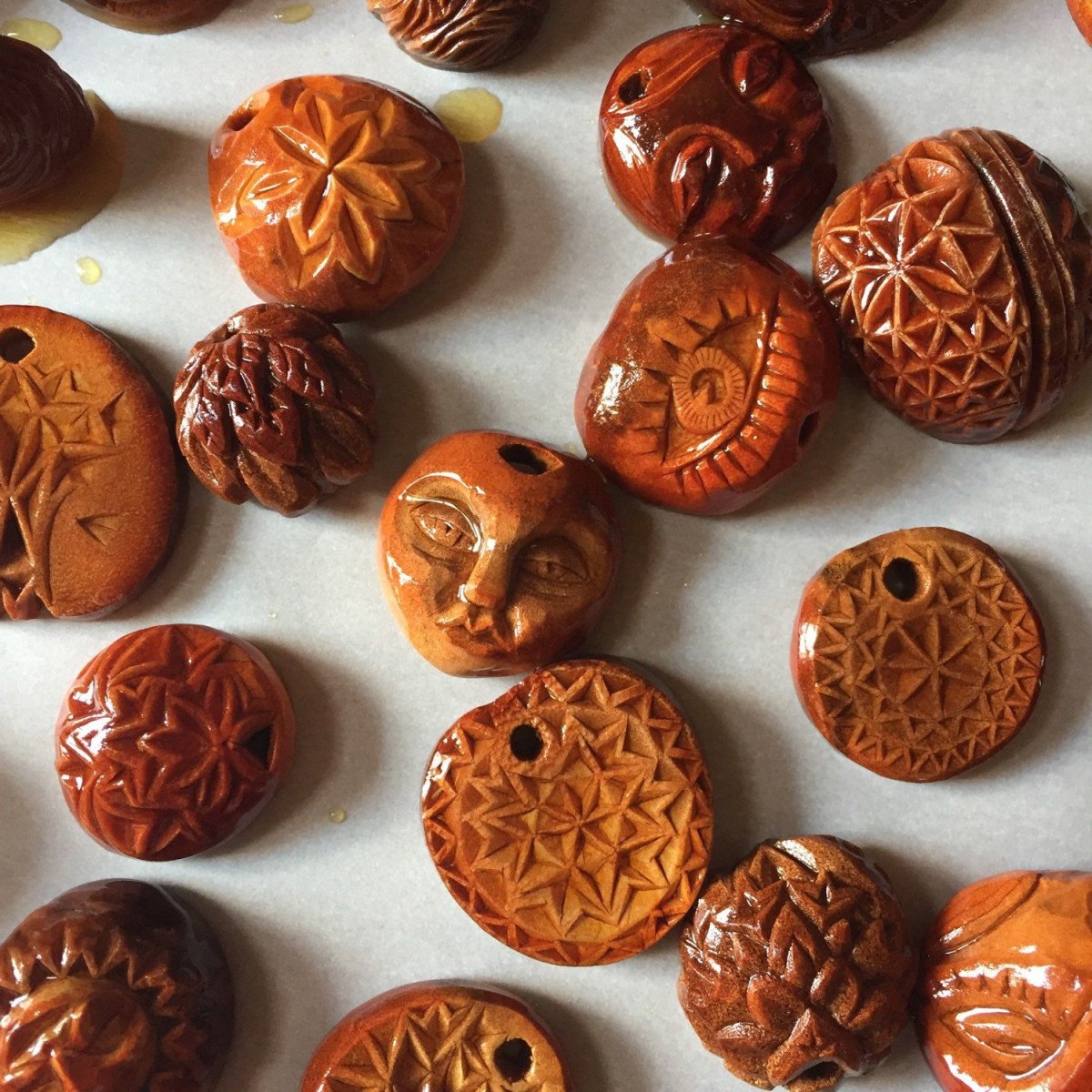 Украшения из персиковой косточки
