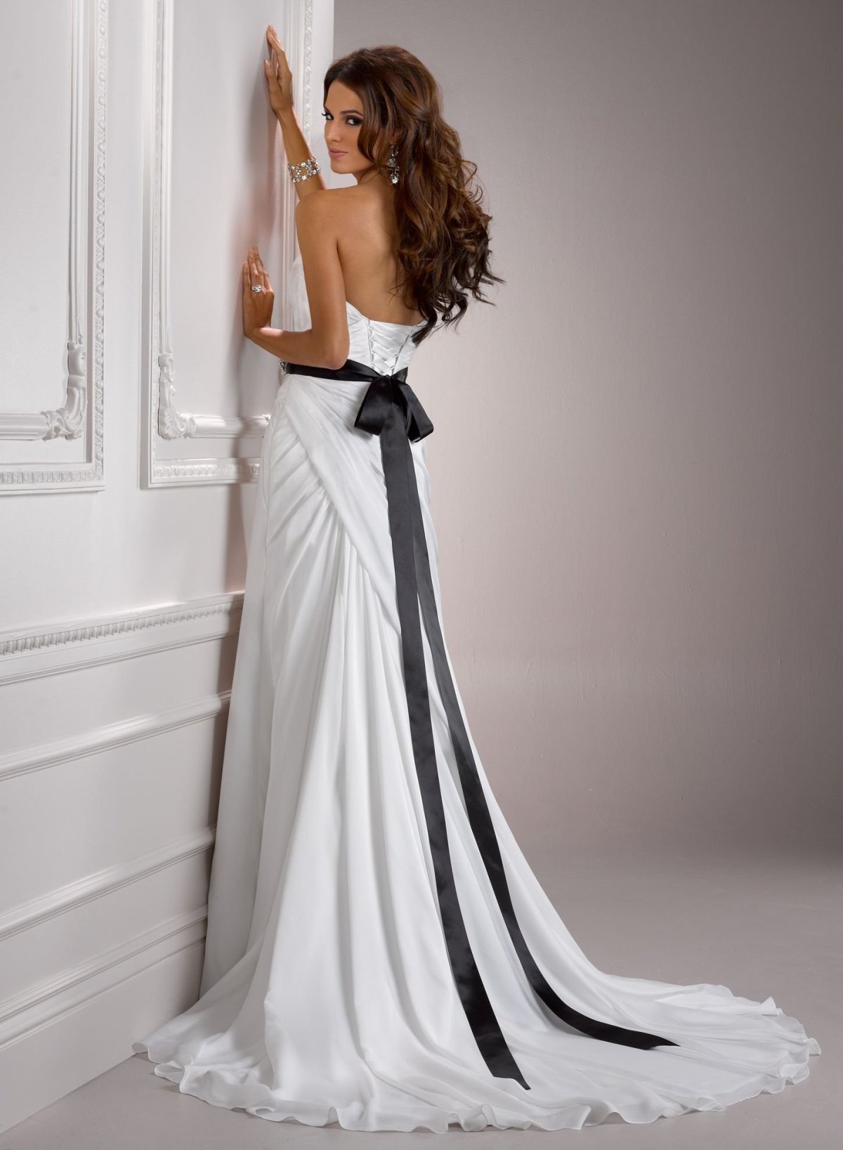 Свадебное платье с черным поясом