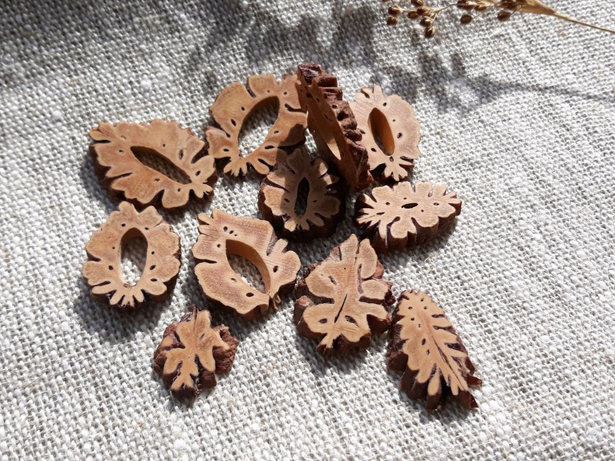 Украшения из косточек персика
