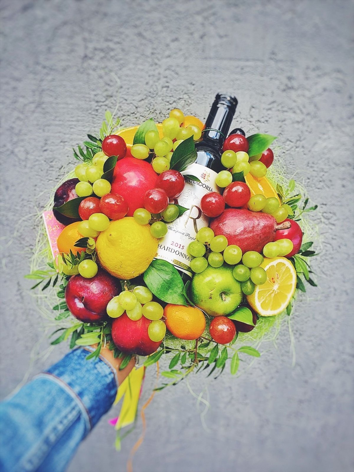 Букет с вином и фруктами