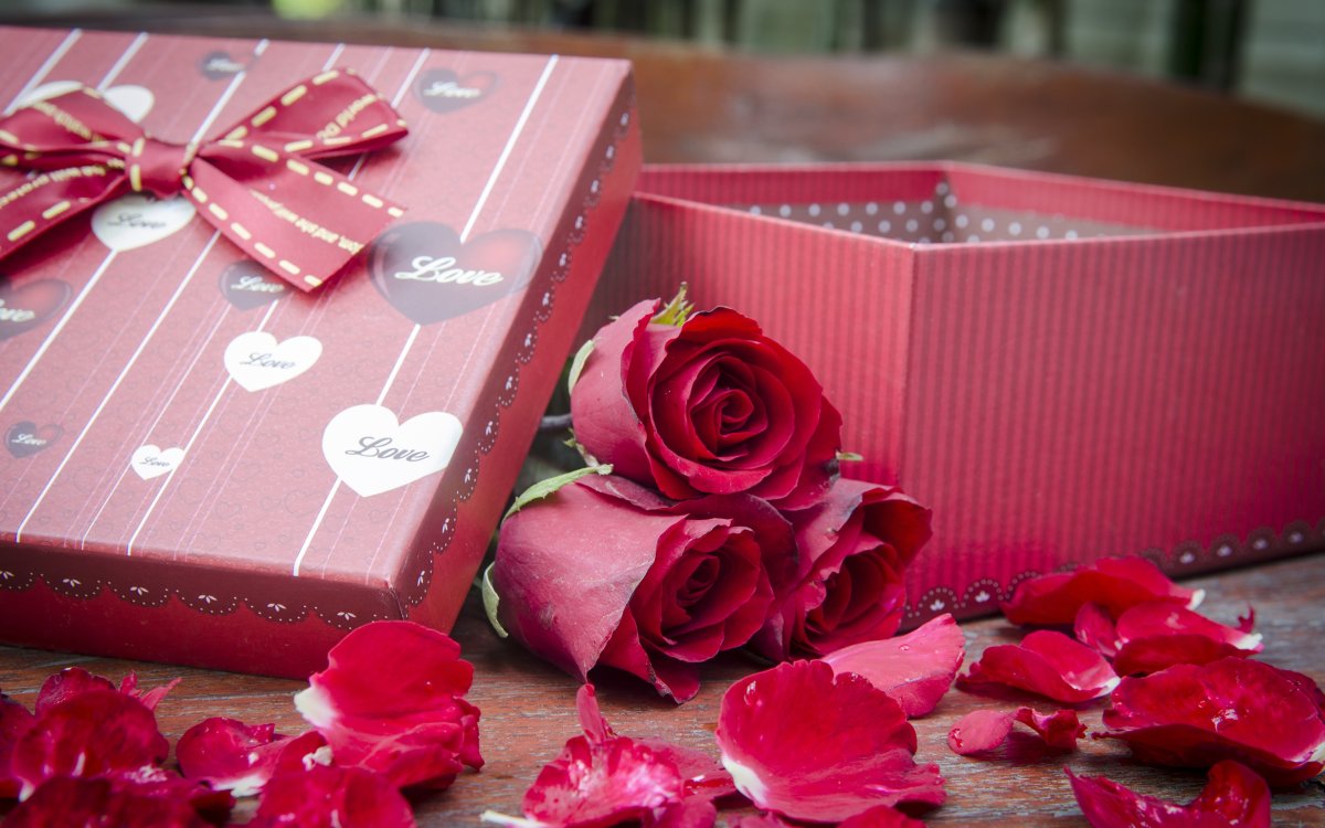 Красная коробка с цветами