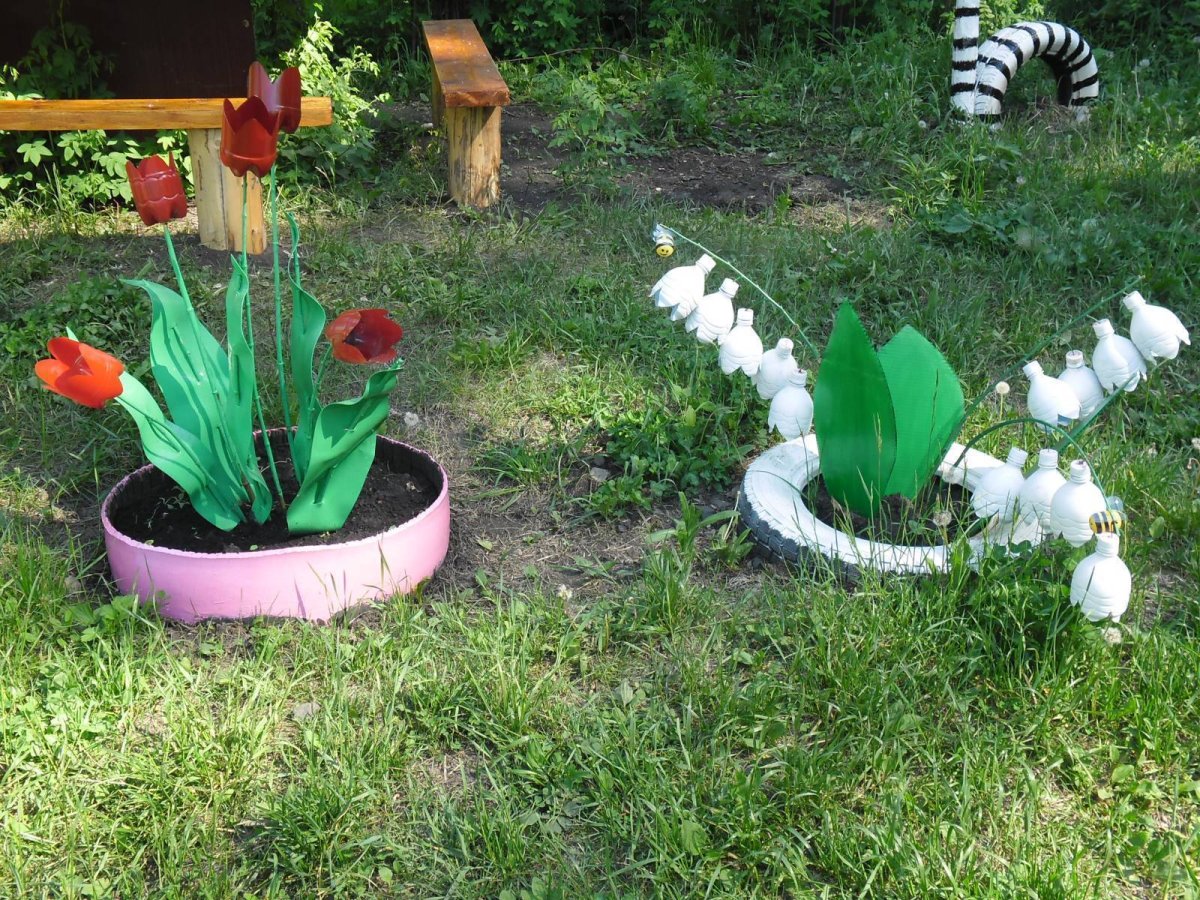 Ландыши из бутылок пластиковых для сада
