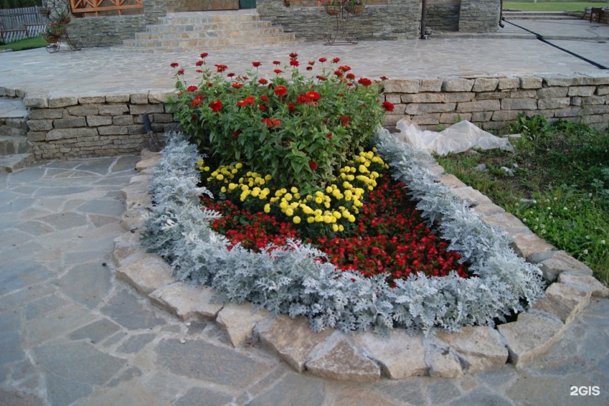Оформление клумбы для цветов круглым камнем фото
