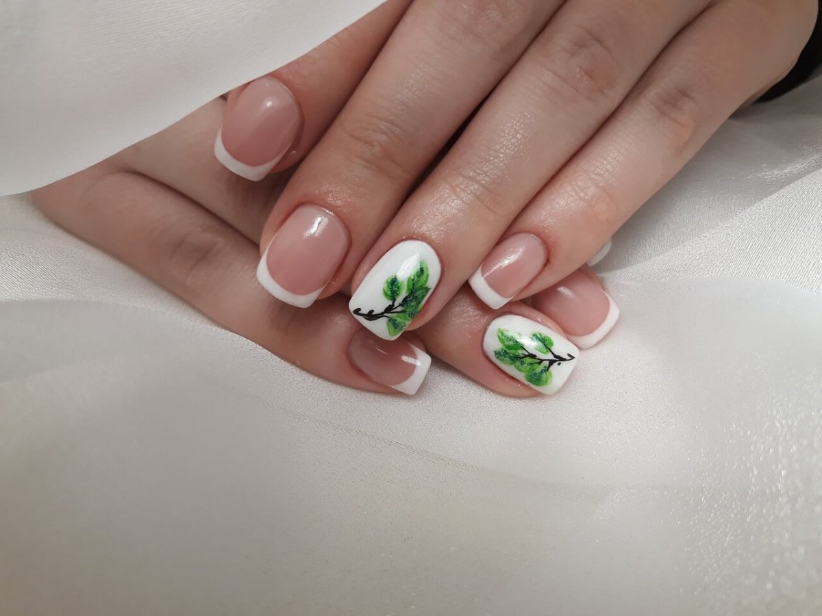 Маникюр френч зеленый с белым