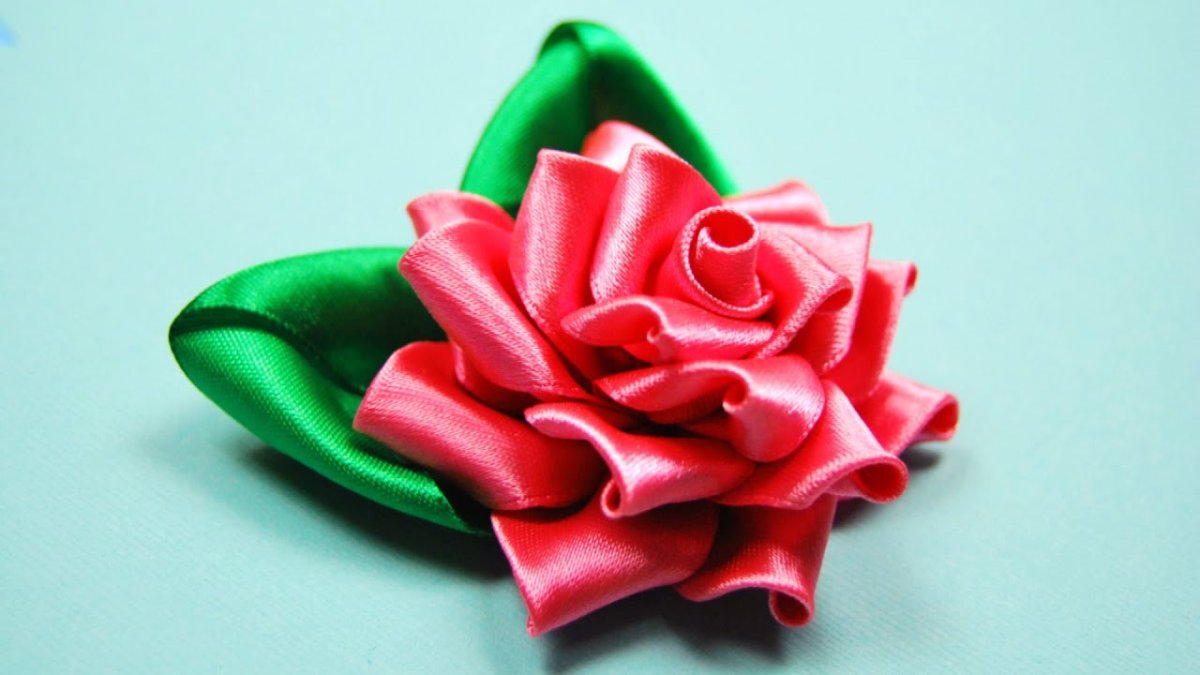Розы из атласных лент