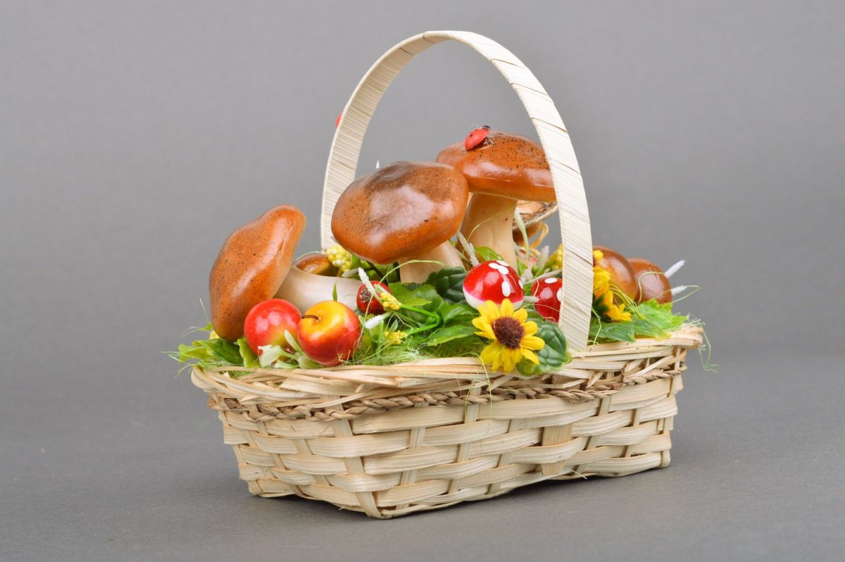 Корзина с грибами и фруктами