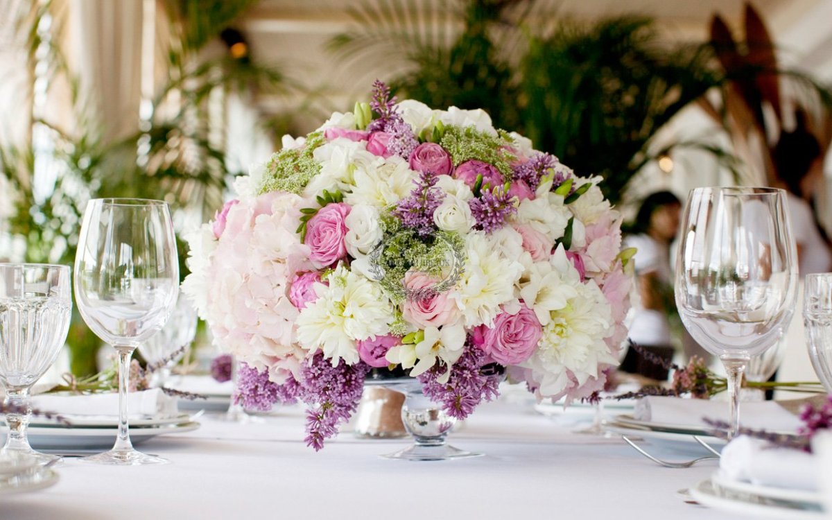 Оформление свадебного стола цветами