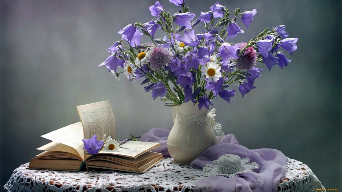 Натюрморт с книгой и цветами