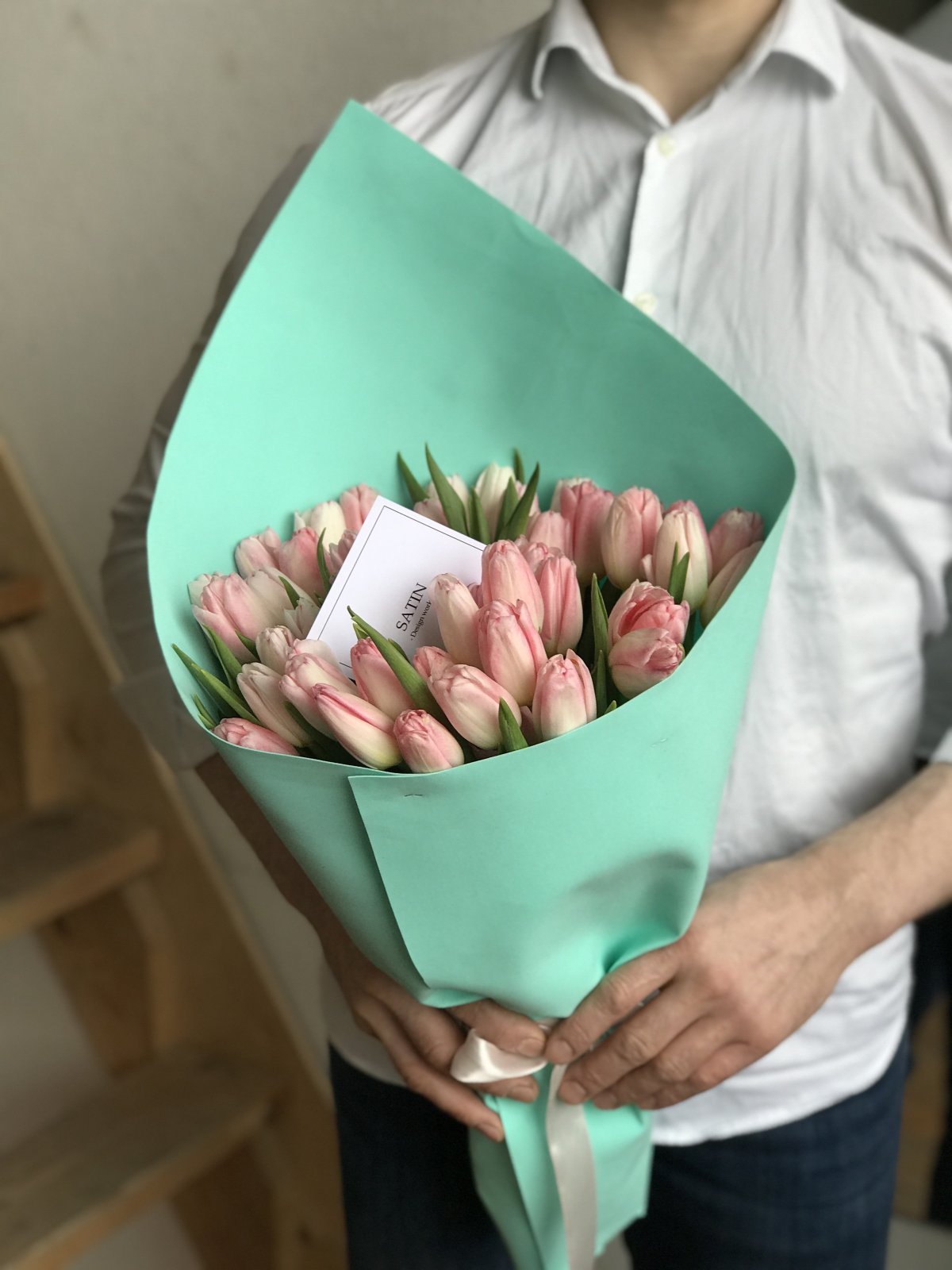 Упаковать букет в фоамиран