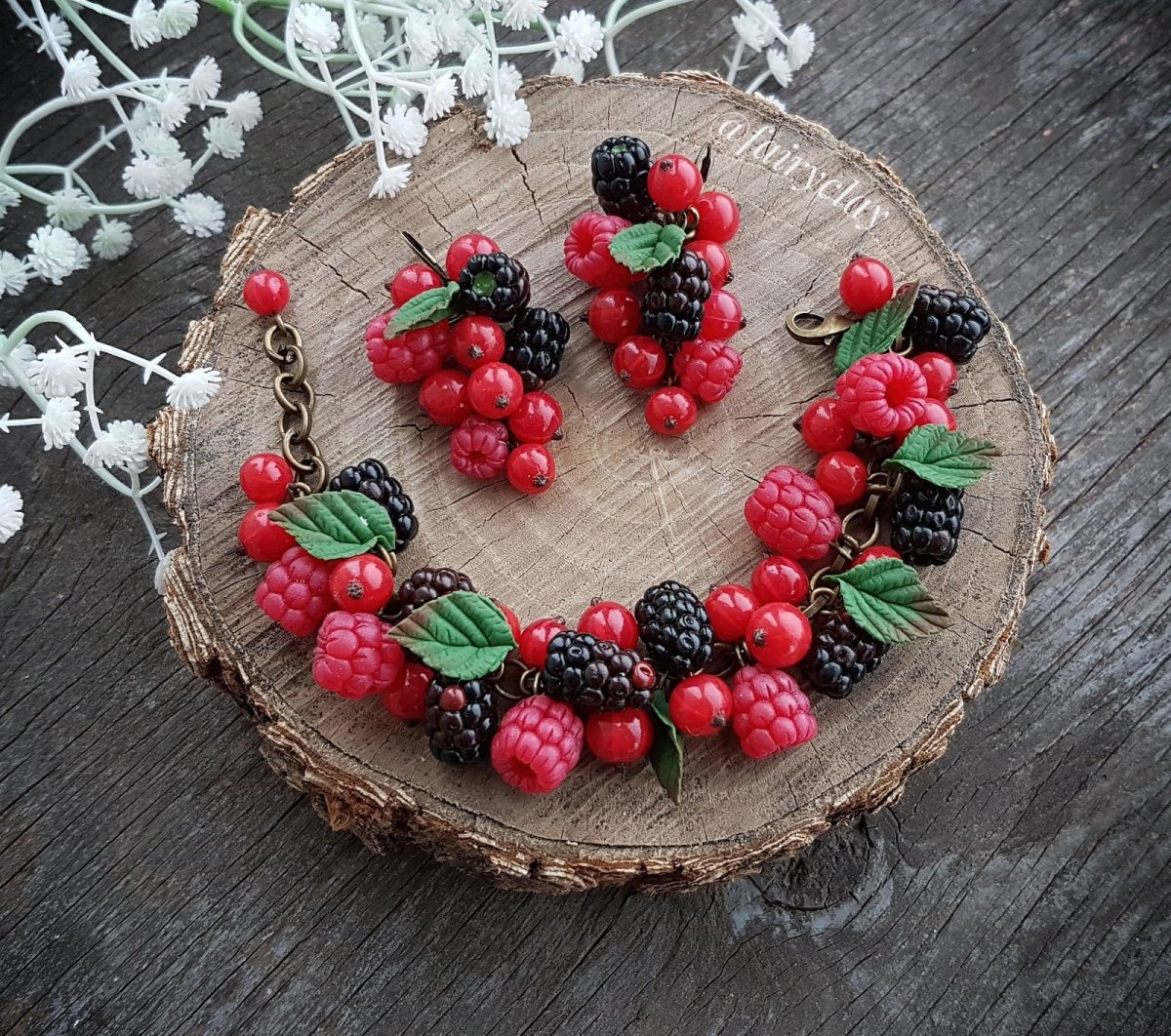 Украшения из ягод