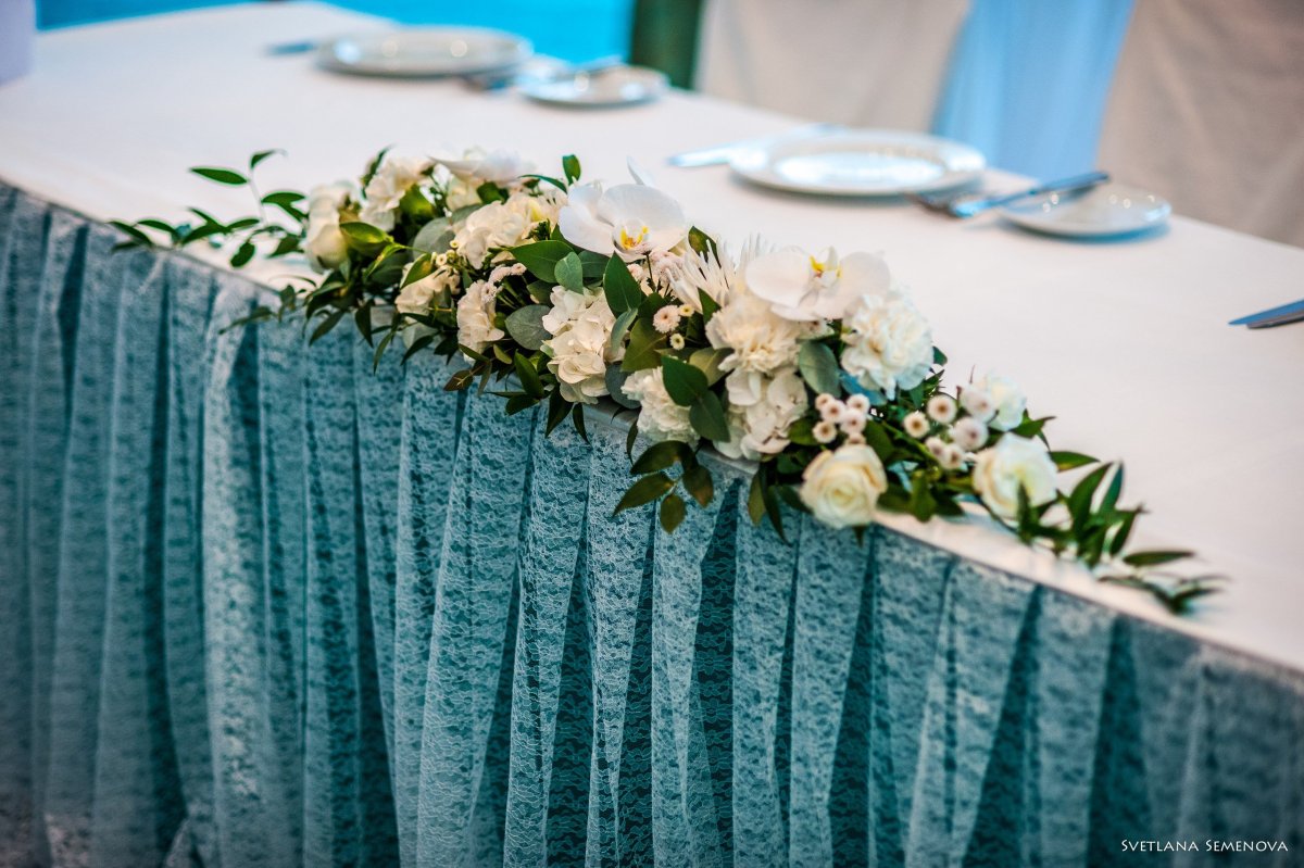 Цветы на свадебный стол молодоженов