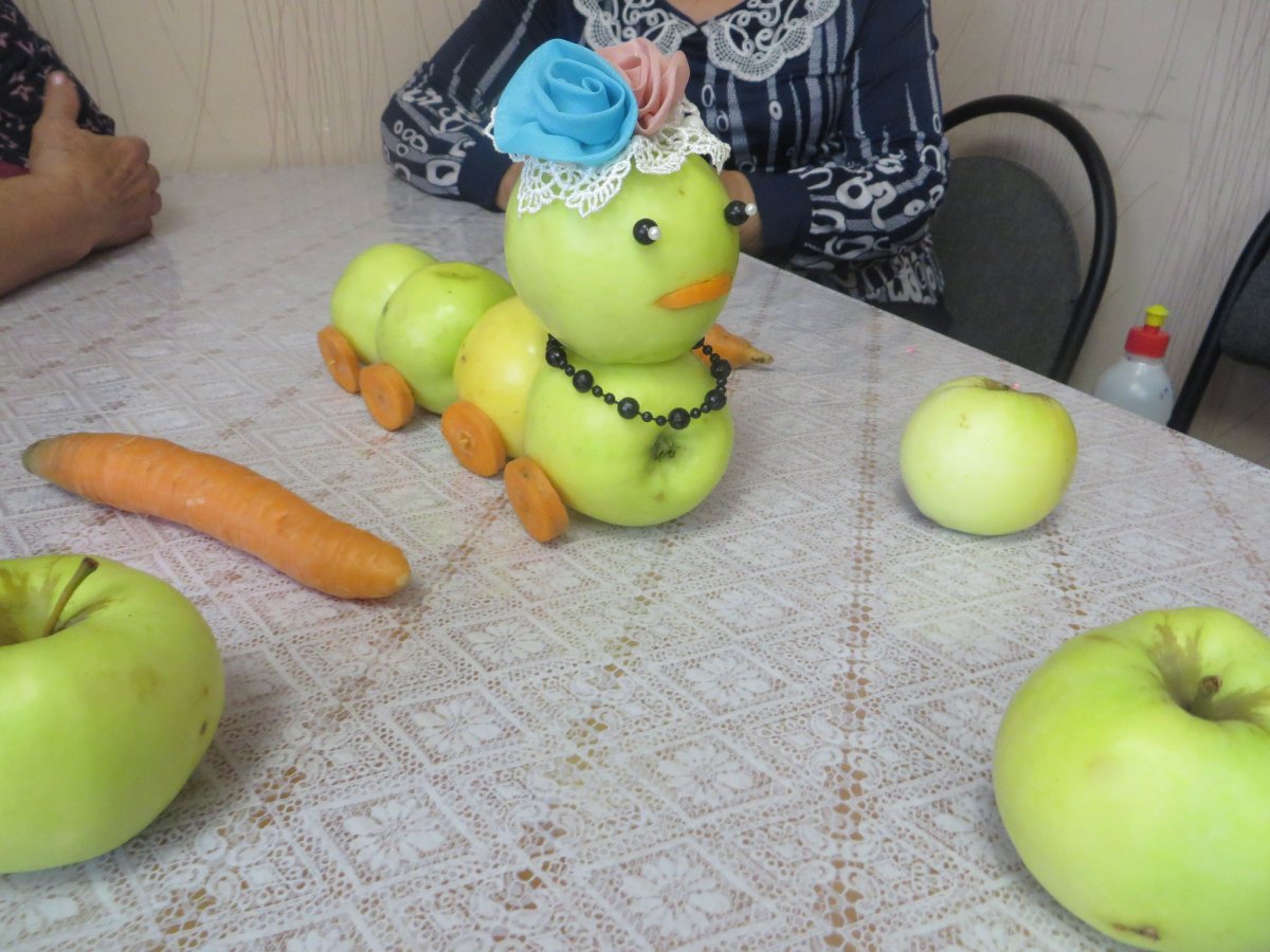 Гусеница из овощей и фруктов