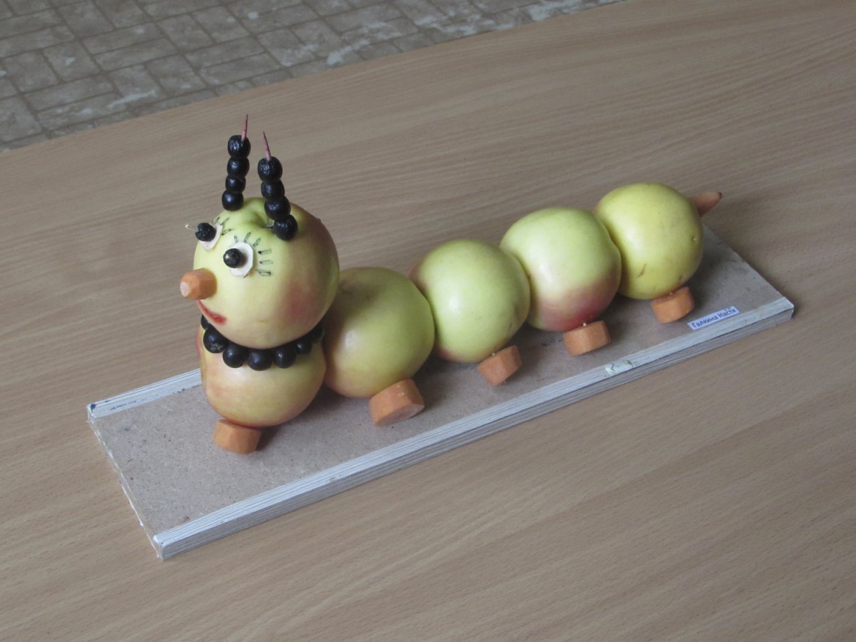Поделка гусеница из яблок