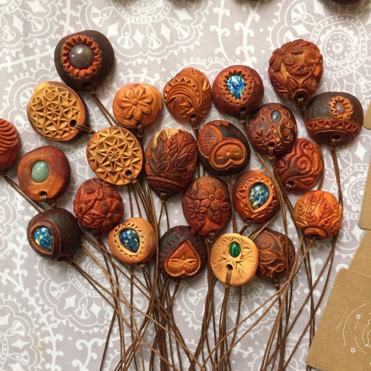 Украшения из косточек фруктов