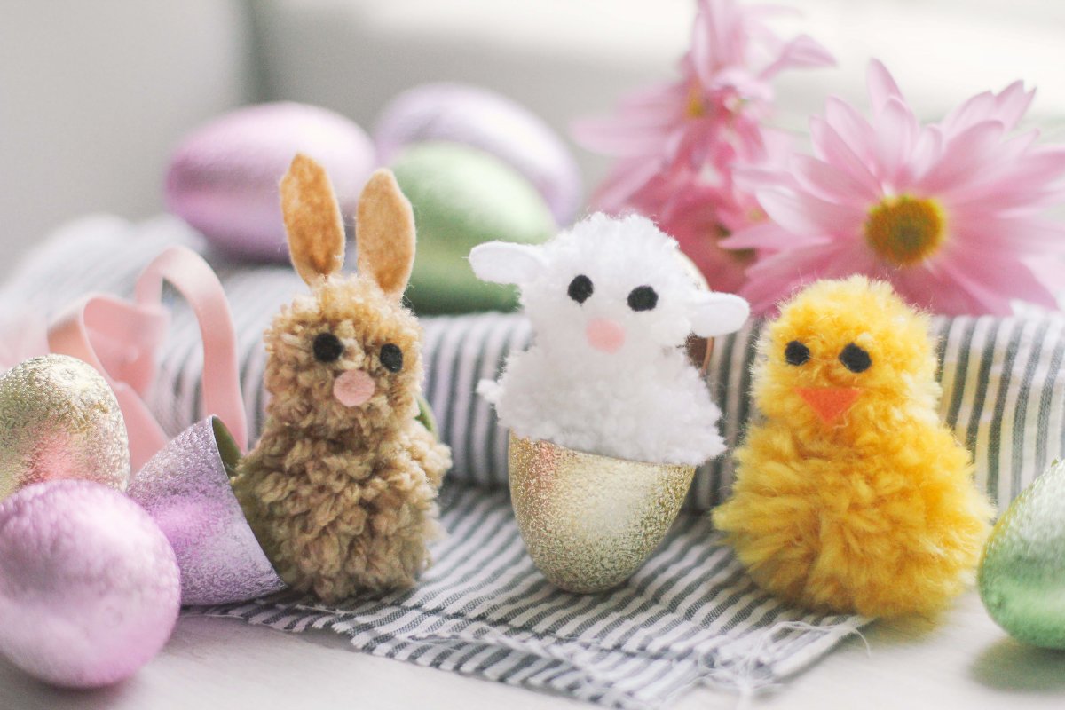 Пасхальная игрушка из помпонов