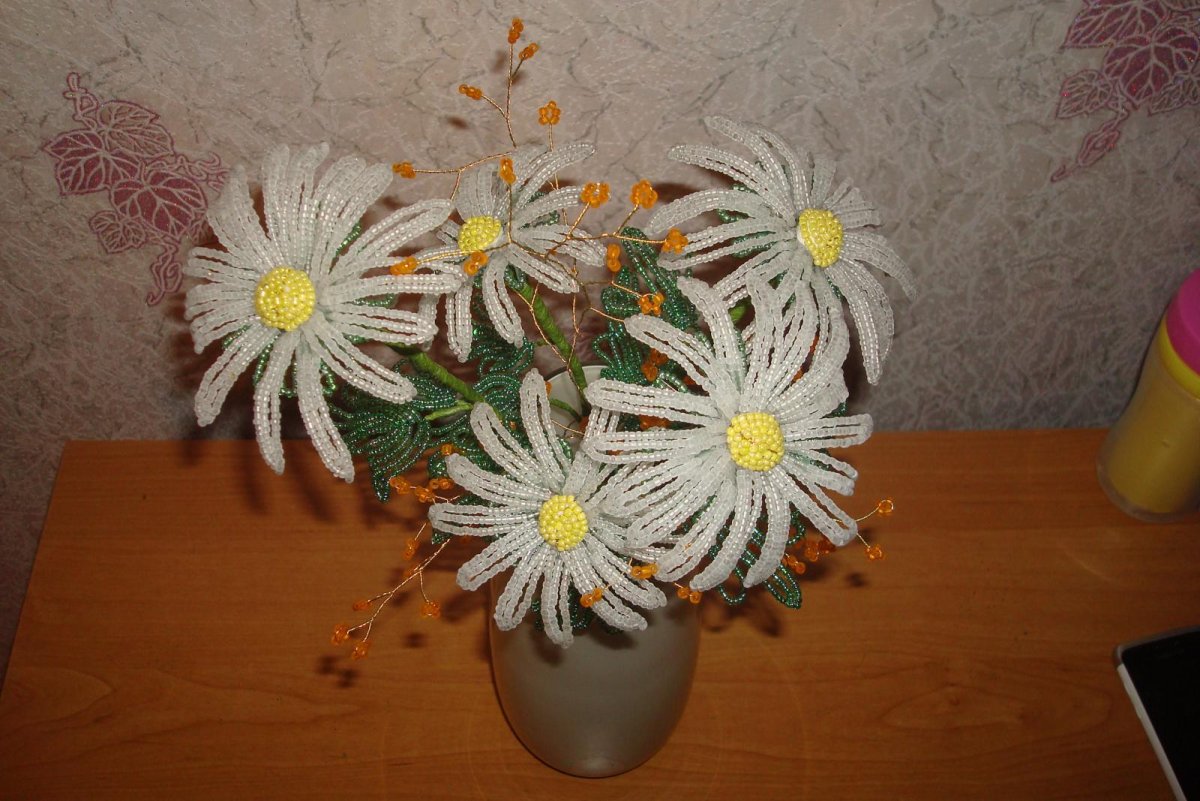 Черные ромашки из бисера