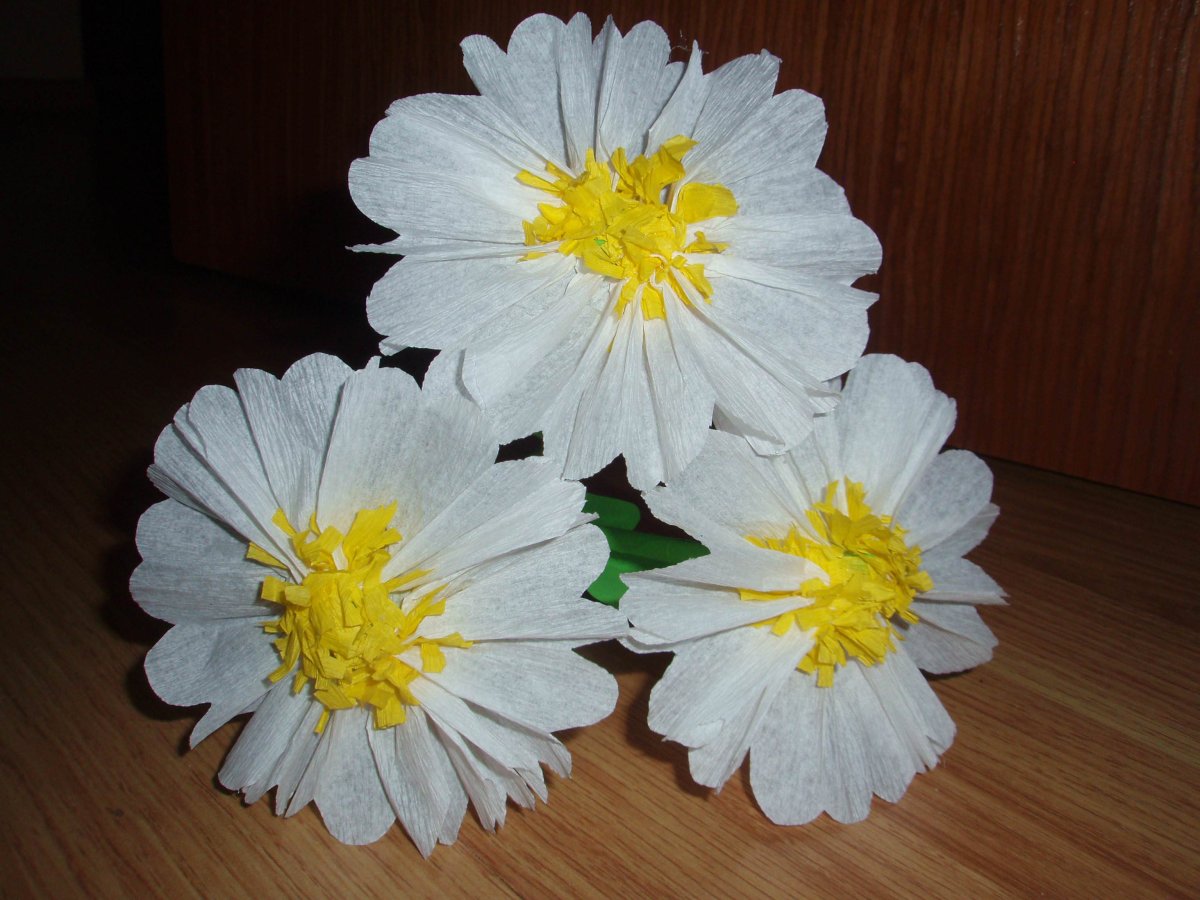 Ромашки из гофрированной бумаги