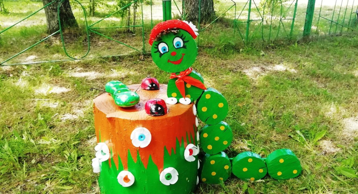 Поделки на участке детского сада летом из бревен