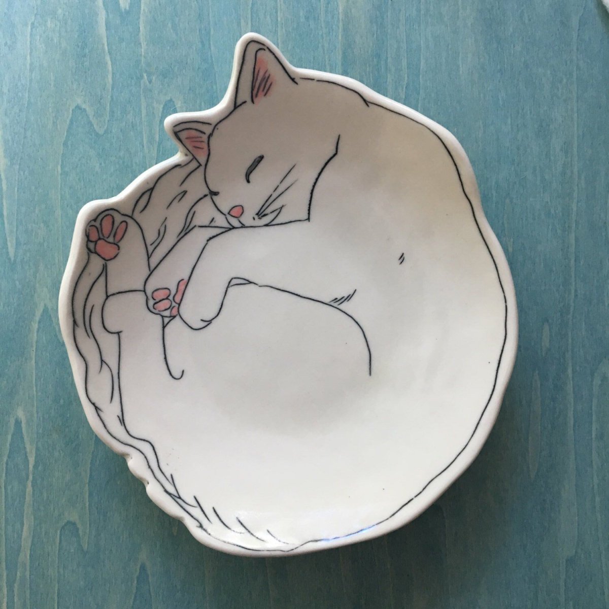 Тарелочка из глины кошка