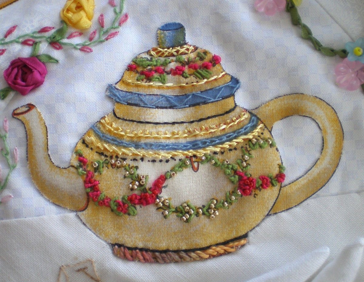 Чайник вышитый лентами
