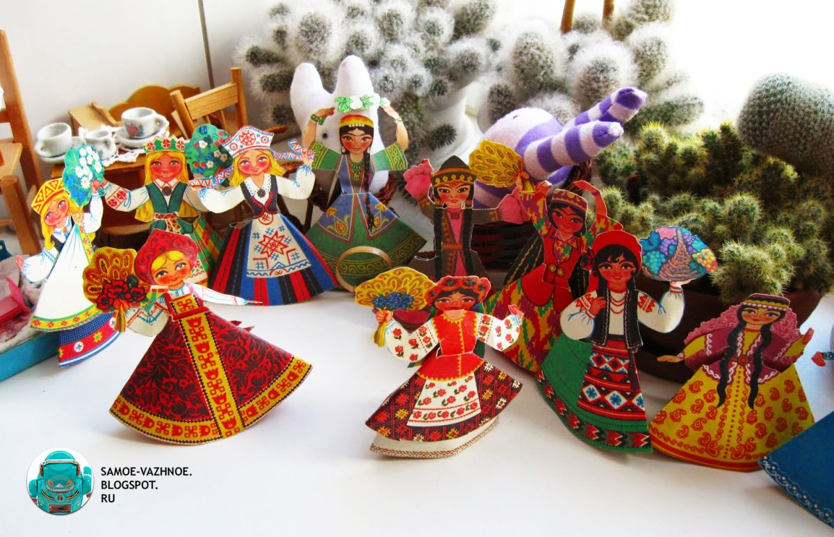 Куклы из конуса в национальных костюмах