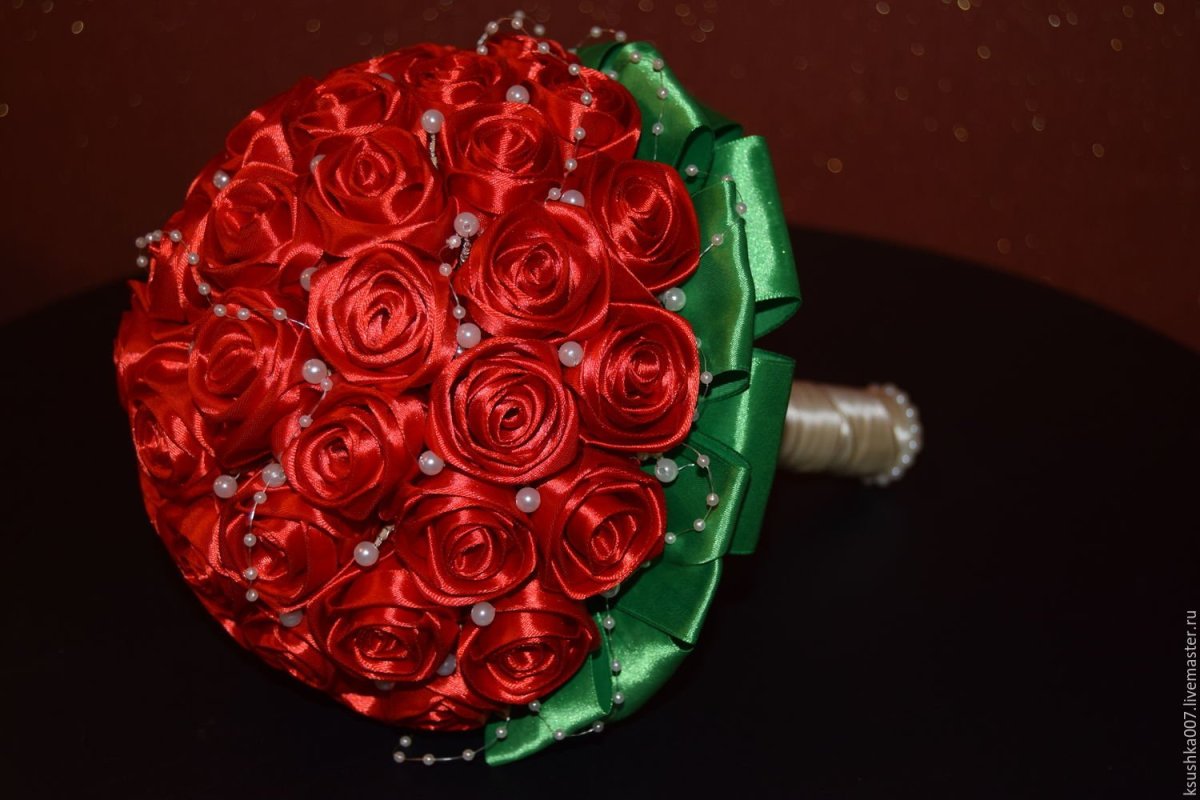 Букет роз из атласных лент