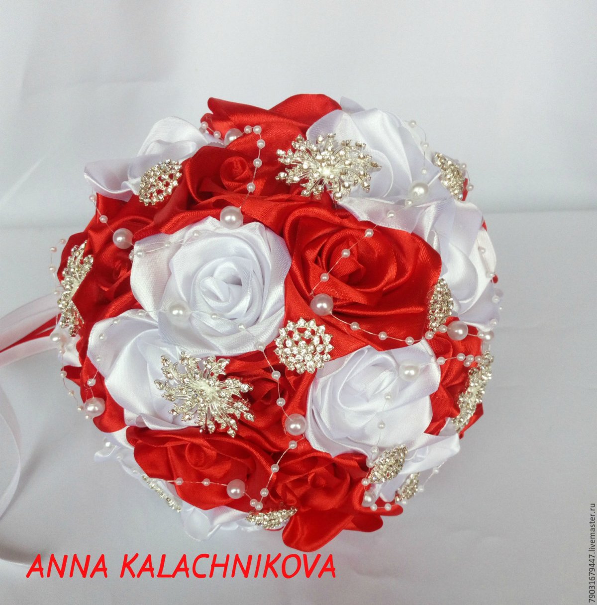 Свадебный букетик из красных атласных лент