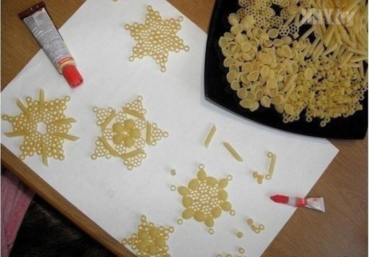 Снежинки из макарон на новый год