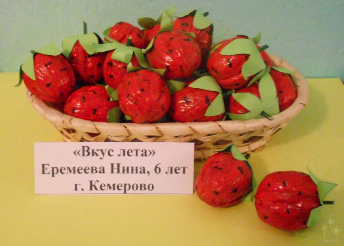 Поделка клубника из скорлупы грецкого ореха