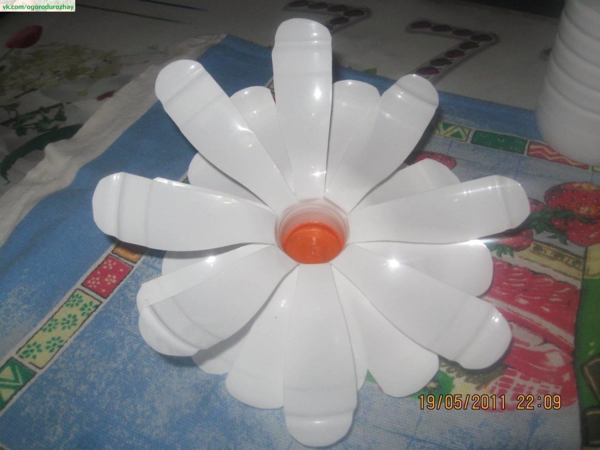 Цветы из молочных пластиковых бутылок