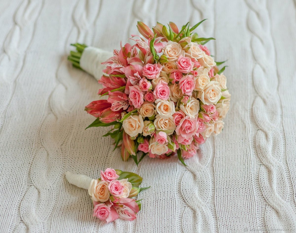 Свадебный букетик из кустовых роз