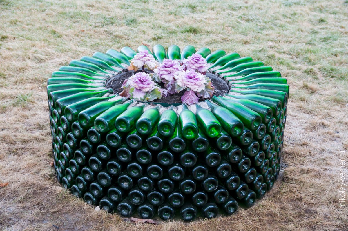 Клумбы из бутылок