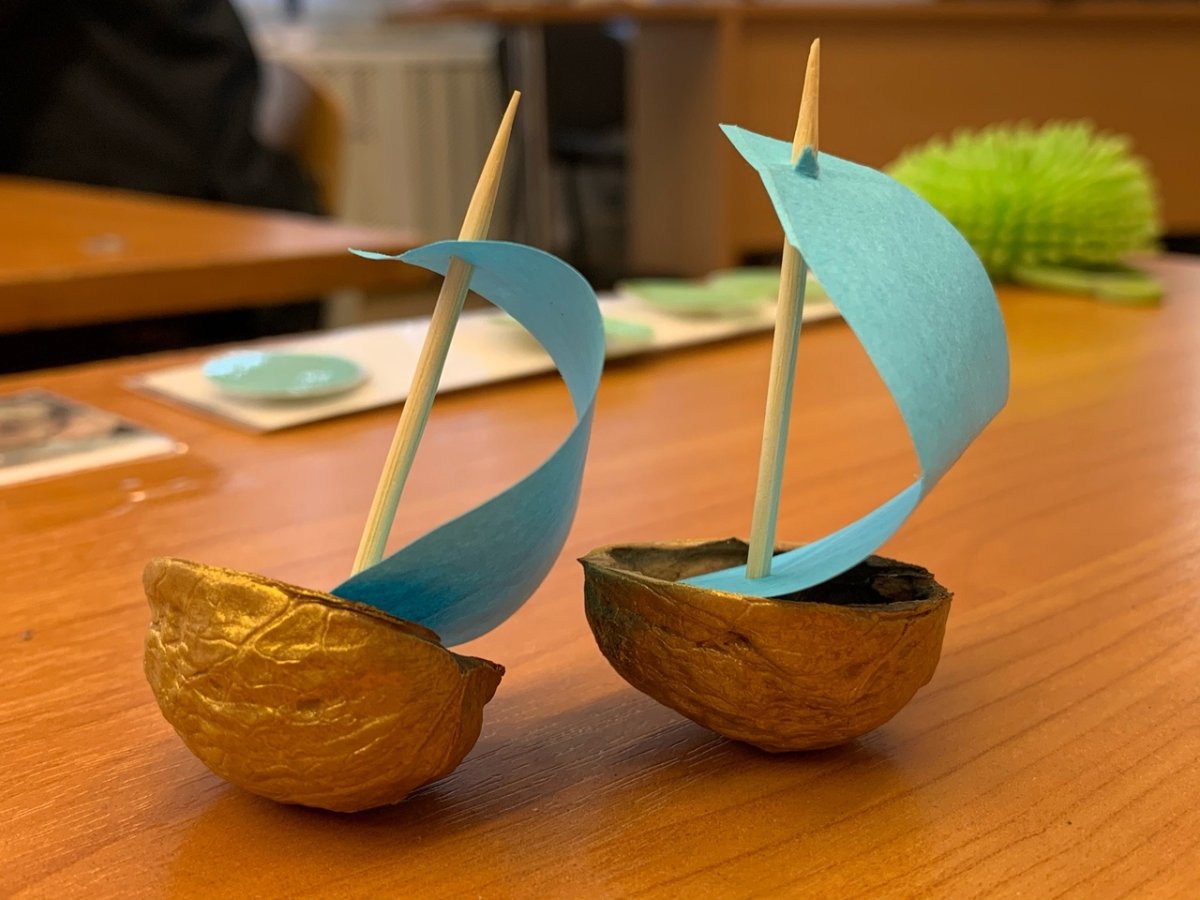 Кораблик из скорлупки грецкого ореха