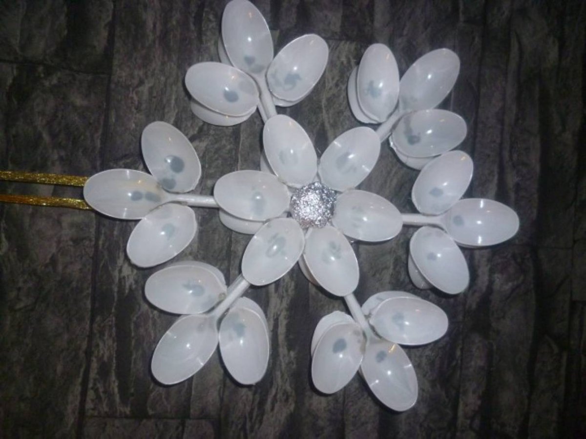 Снежинка из пластиковых ложек