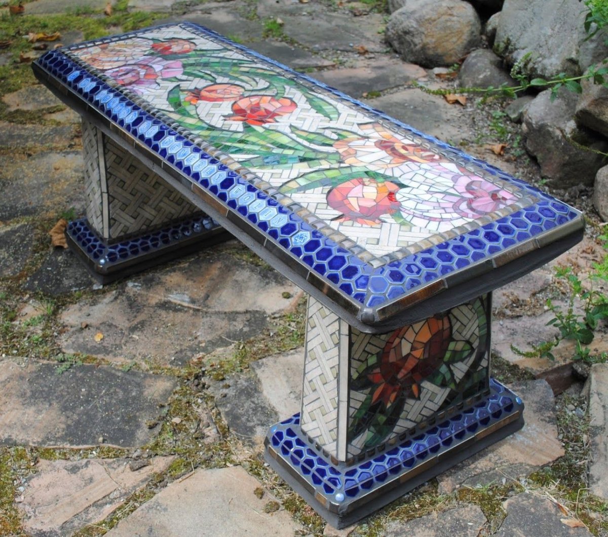 Садовая скамейка из мозаики