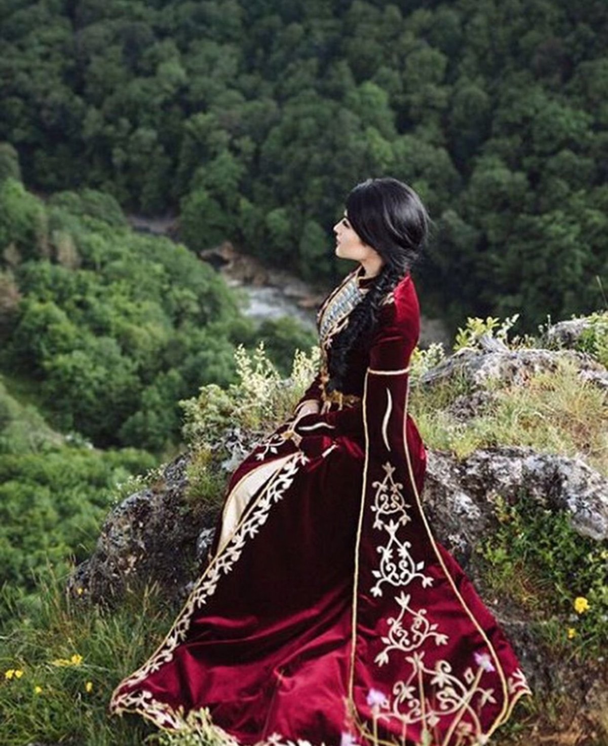 Адыгэ фащэ красное